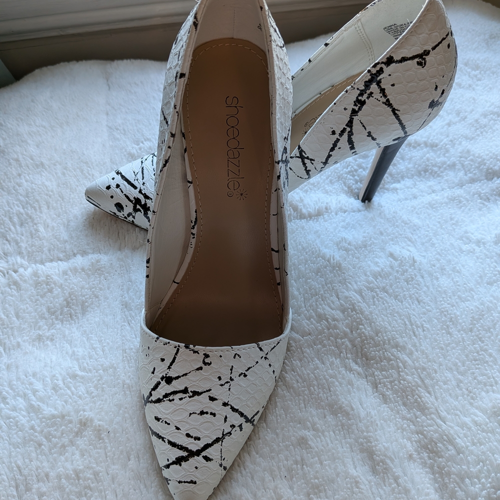 Women's Pump Shoe Dazzle Splatter Pattern White and Black Heels